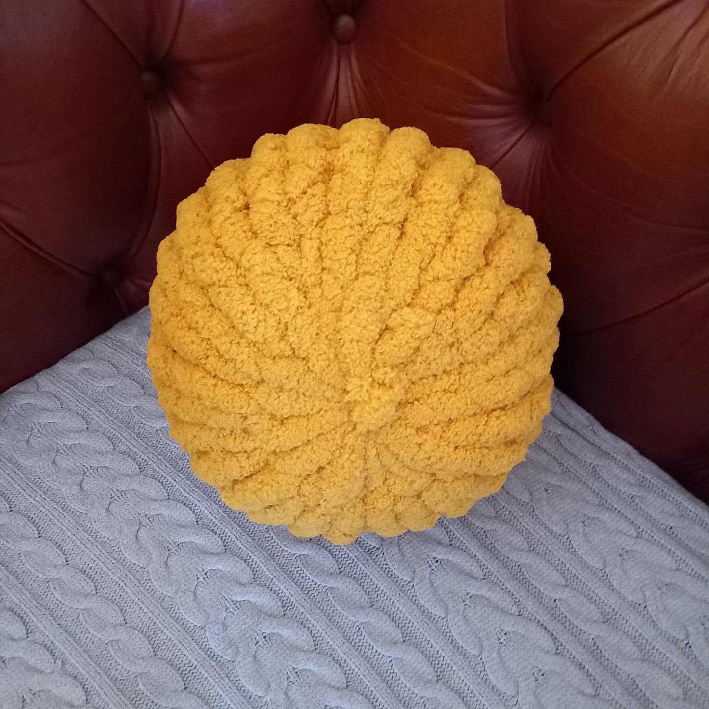 Round Hand-Knit Pillow Pouf - Compact Decorative Cushion (26cm)